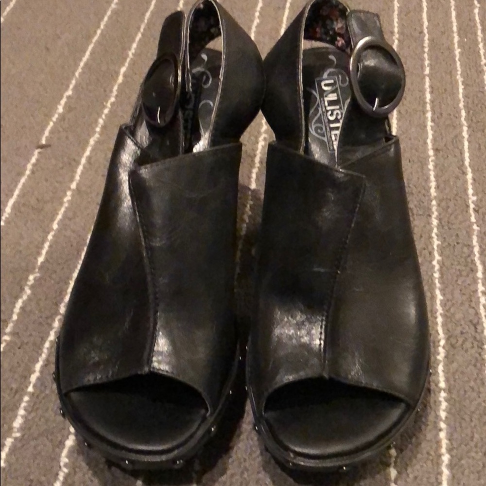 Black platforms
